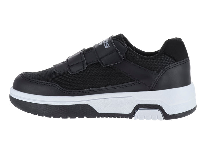 Zapato infantil color negro con suela blanca y cierre de velcro.