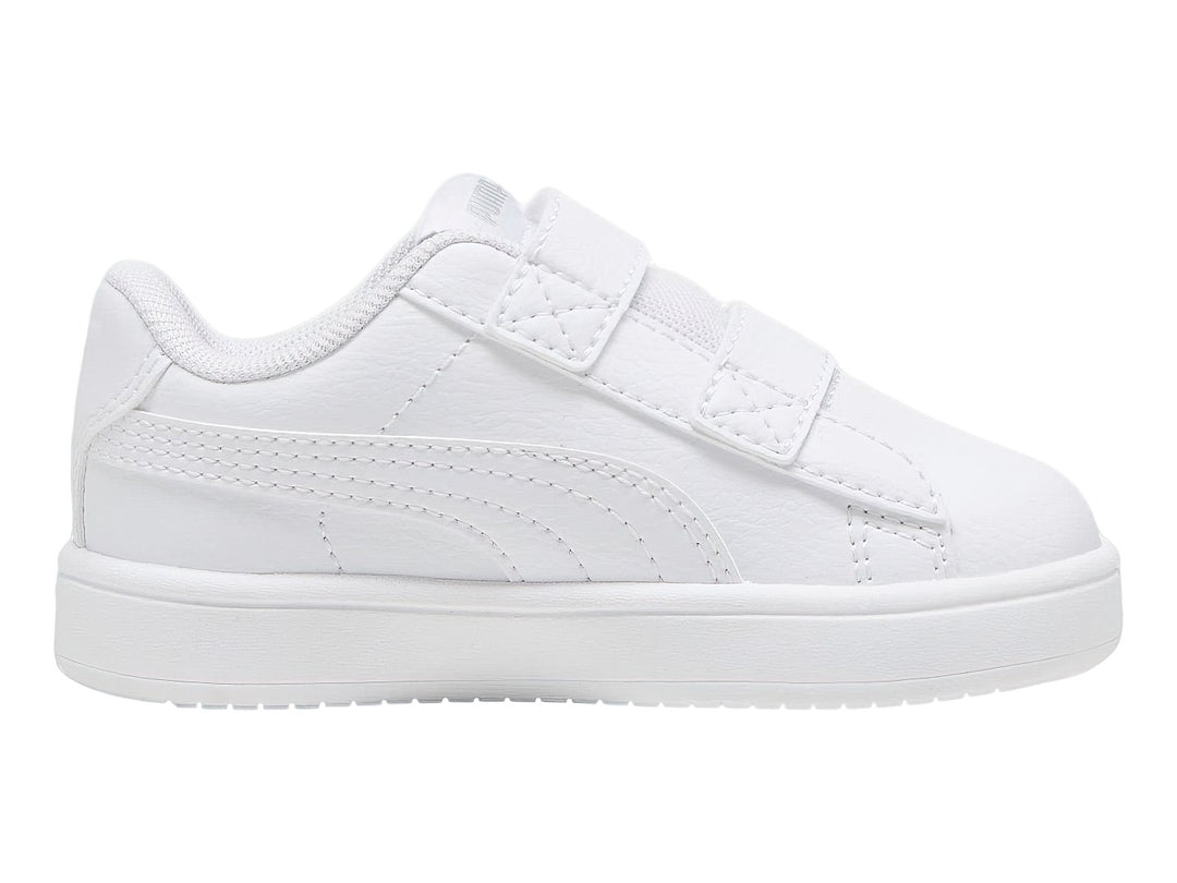 Tenis PUMA Rickie Classic V infantiles en color blanco con cierre de velcro.
