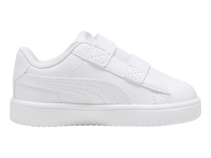 Tenis PUMA Rickie Classic V infantiles en color blanco con cierre de velcro.