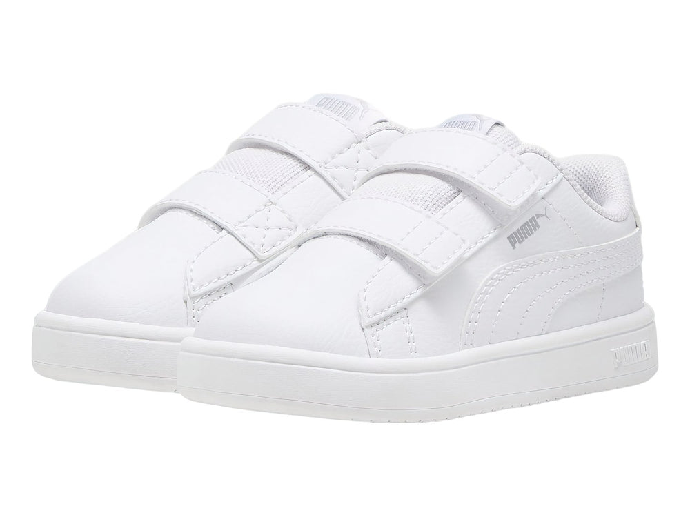 Tenis PUMA Rickie Classic V infantiles en color blanco con cierre de velcro.