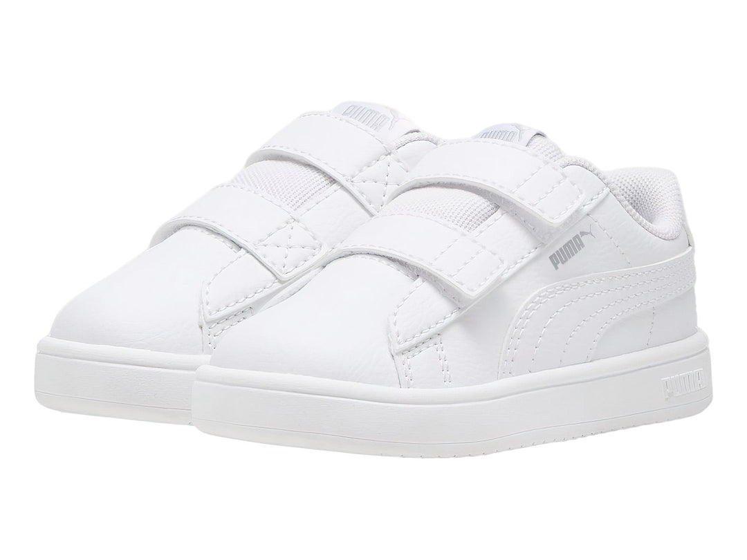 Tenis PUMA Rickie Classic V infantiles en color blanco con cierre de velcro.