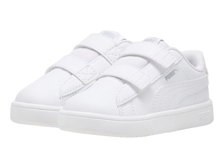 Tenis PUMA Rickie Classic V infantiles en color blanco con cierre de velcro.