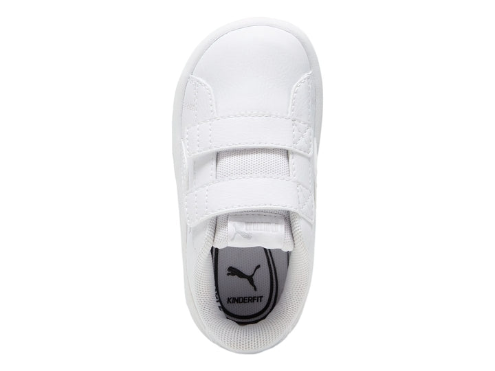 Tenis PUMA Rickie Classic V infantiles en color blanco con cierre de velcro.