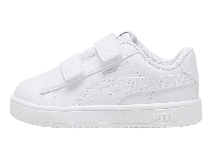 Tenis PUMA Rickie Classic V infantiles en color blanco con cierre de velcro.