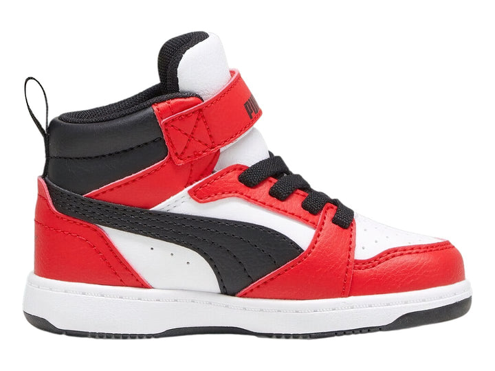 Tenis PUMA Rebound V6 Mid infantiles en colores rojo, blanco y negro con correa de velcro.