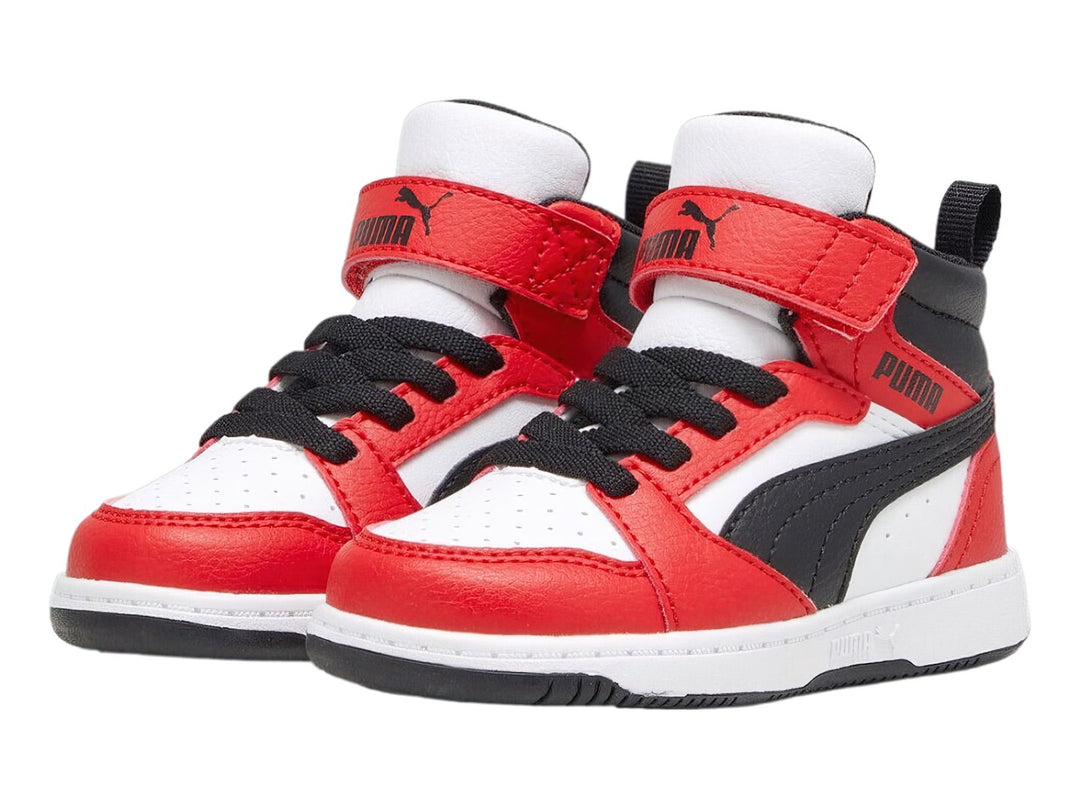 Tenis PUMA Rebound V6 Mid infantiles en colores rojo, blanco y negro con correa de velcro.