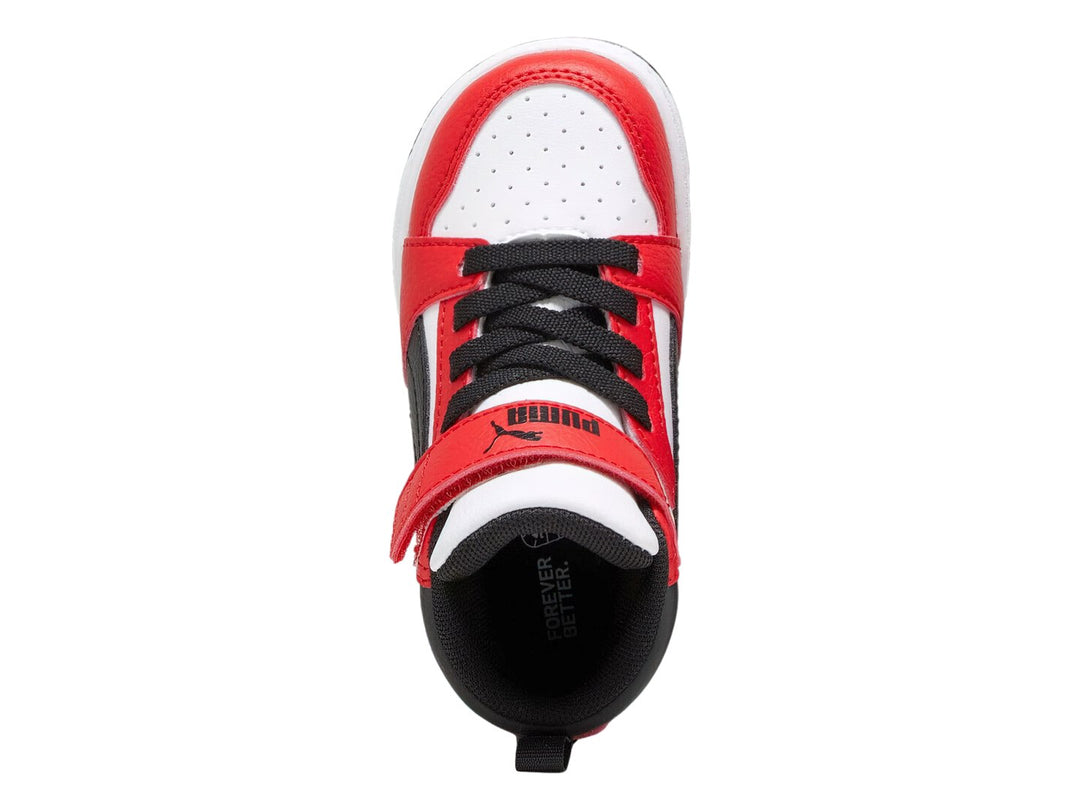 Tenis PUMA Rebound V6 Mid infantiles en colores rojo, blanco y negro con correa de velcro.