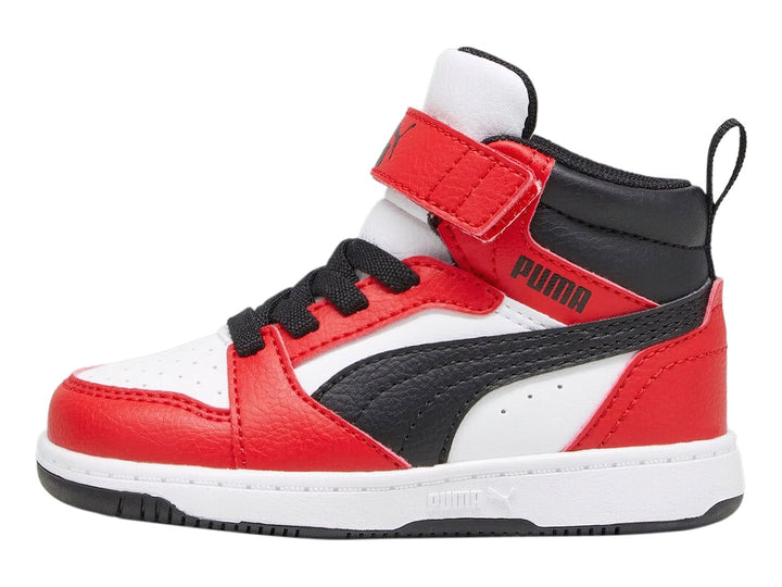 Tenis PUMA Rebound V6 Mid infantiles en colores rojo, blanco y negro con correa de velcro.