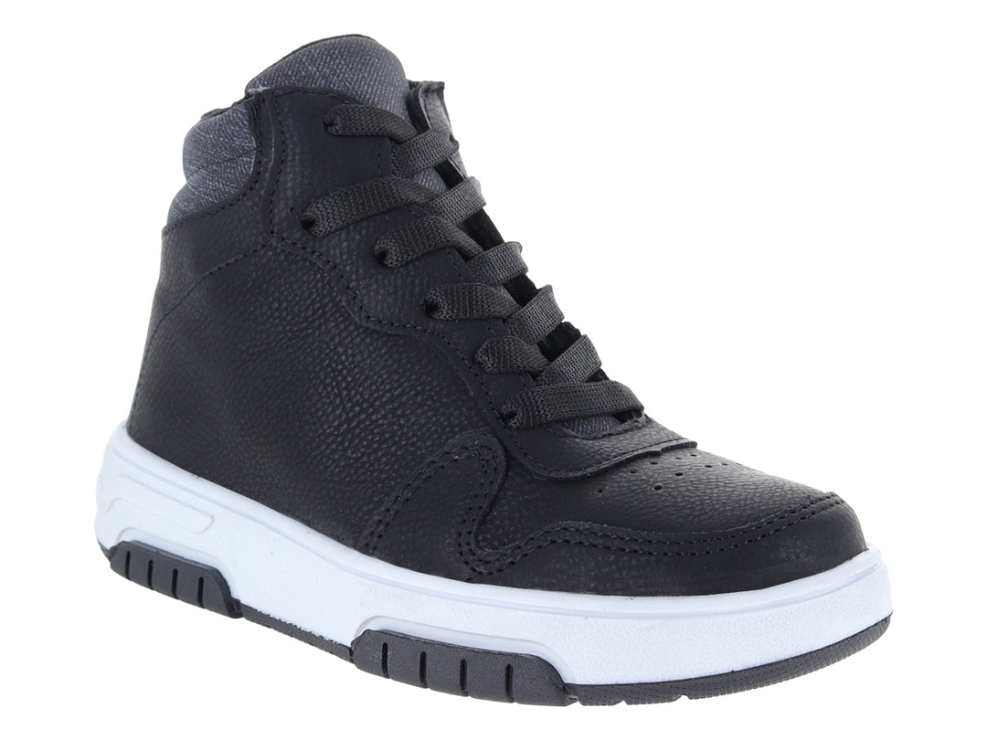 Tenis tipo botín para niño en color negro con suela blanca y detalles en gris en el tobillo.