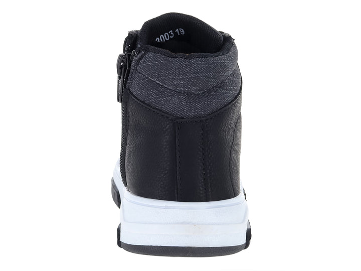 Tenis tipo botín para niño en color negro con suela blanca y detalles en gris en el tobillo.