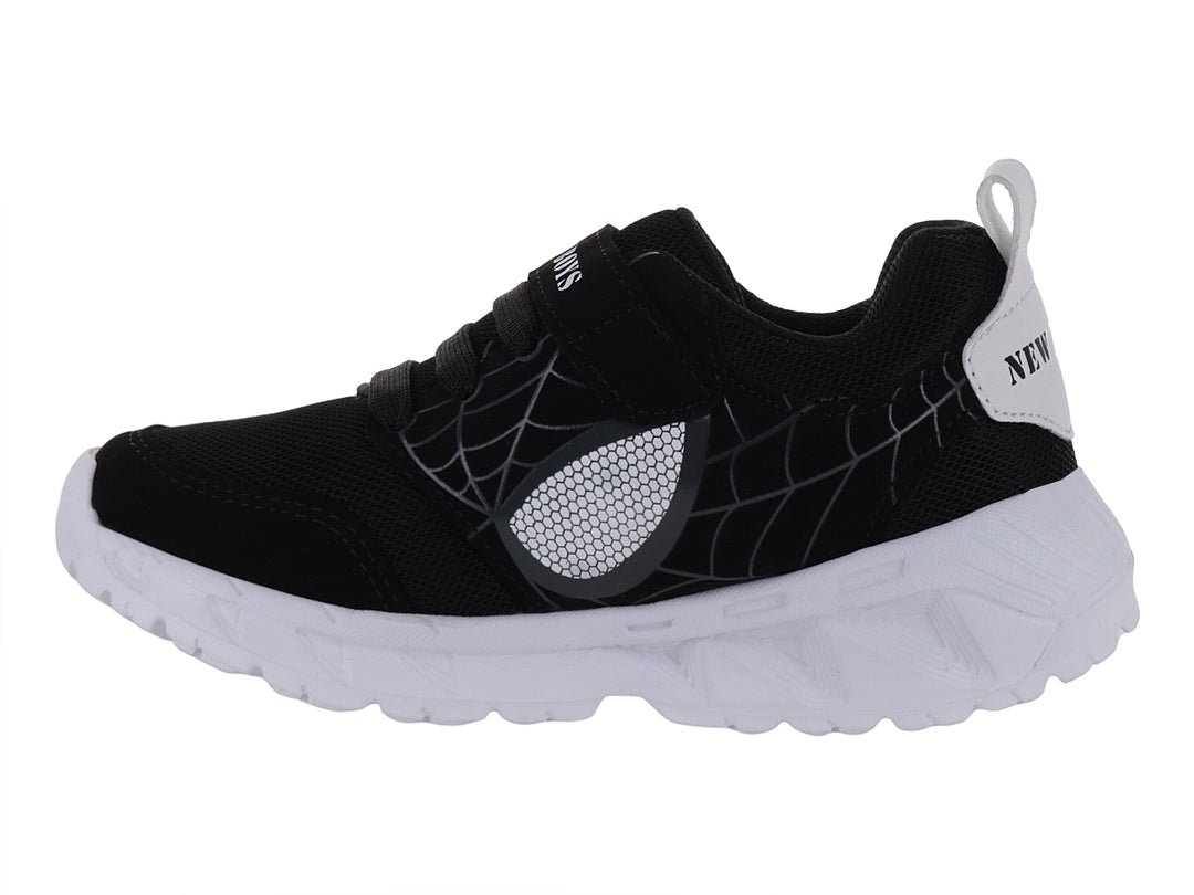 Tenis deportivos infantiles color negro con suela blanca y diseño de telaraña.