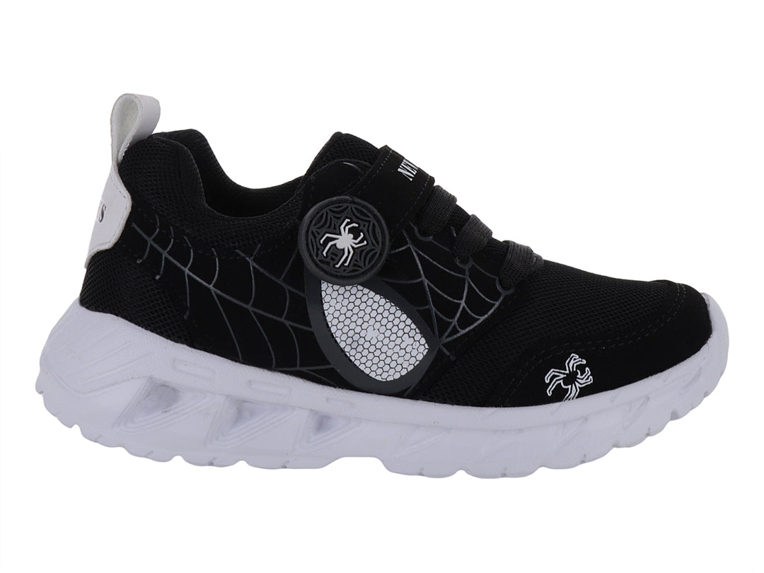 Tenis deportivos para niño en color negro con suela blanca y detalles de telarañas y arañas.