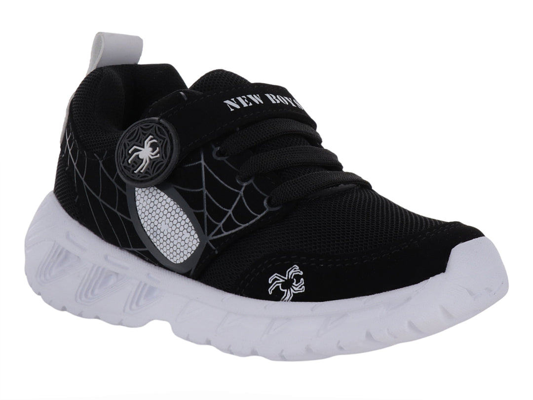Tenis deportivos para niño en color negro con suela blanca y detalles de telarañas y arañas.