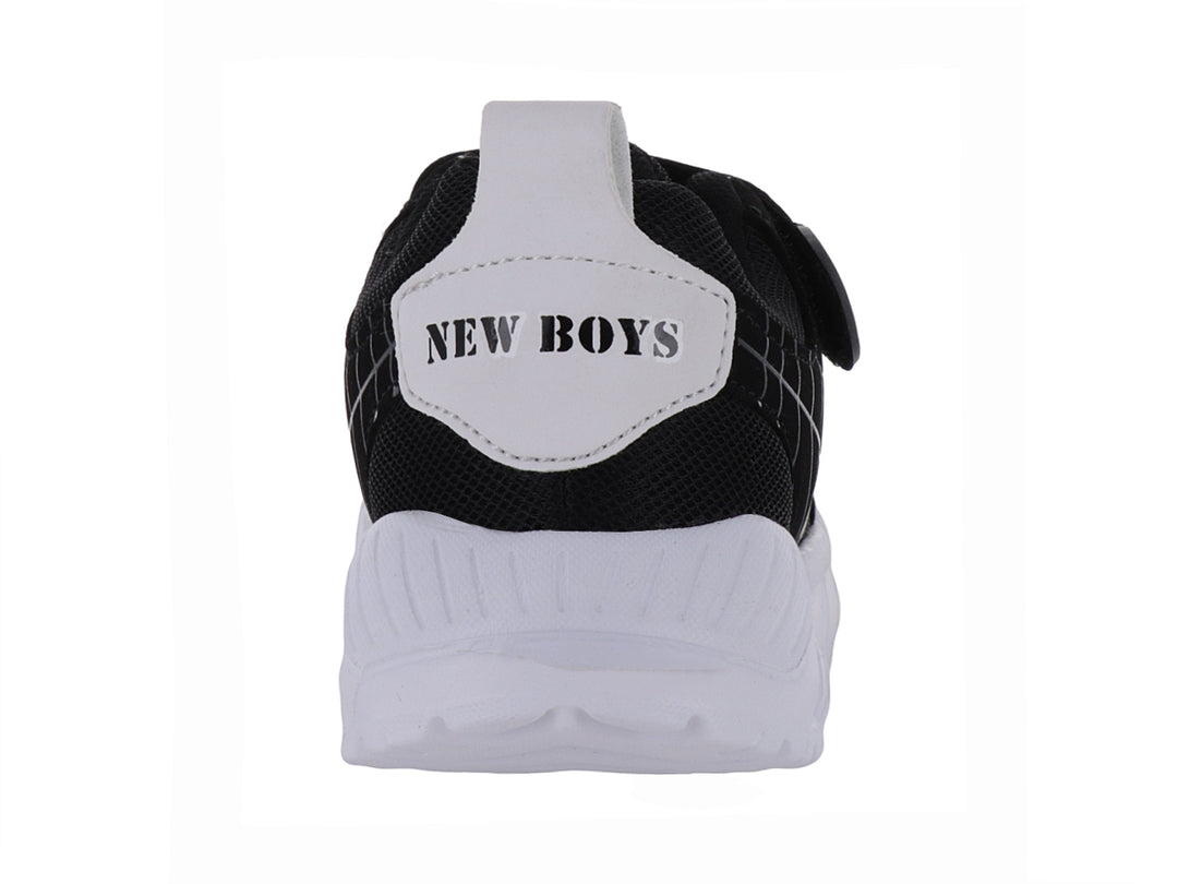 Tenis deportivos para niño en color negro con suela blanca y detalles de telarañas y arañas.