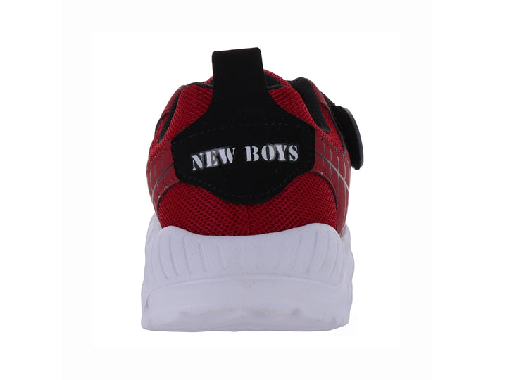 Tenis deportivos rojos para niño con detalles negros y suela blanca.
