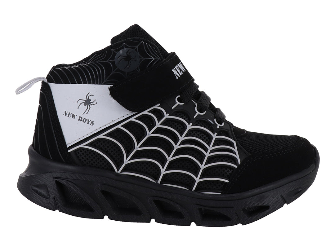 Tenis deportivos infantiles color negro con detalles de telaraña blanca y logo de araña.