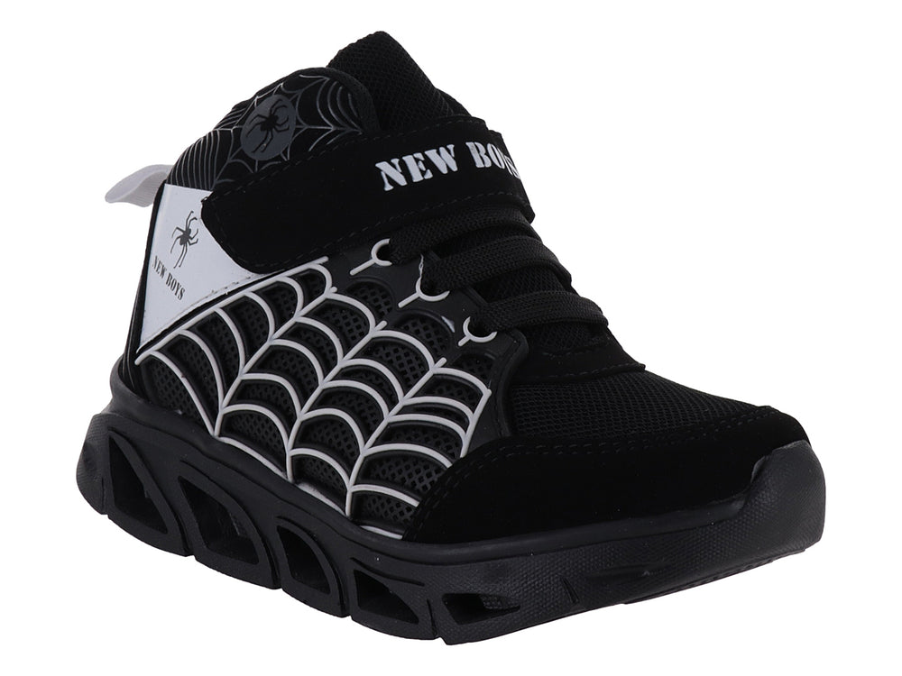 Tenis deportivos infantiles color negro con detalles de telaraña blanca y logo de araña.