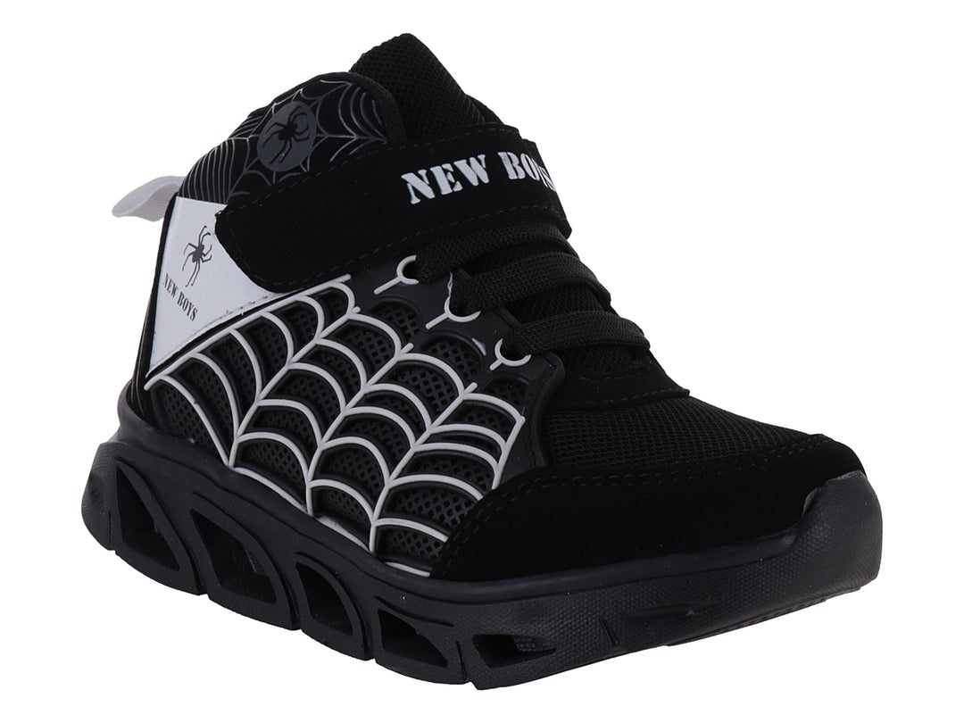 Tenis deportivos infantiles color negro con detalles de telaraña blanca y logo de araña.