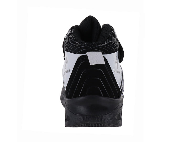 Tenis deportivos infantiles color negro con detalles de telaraña blanca y logo de araña.