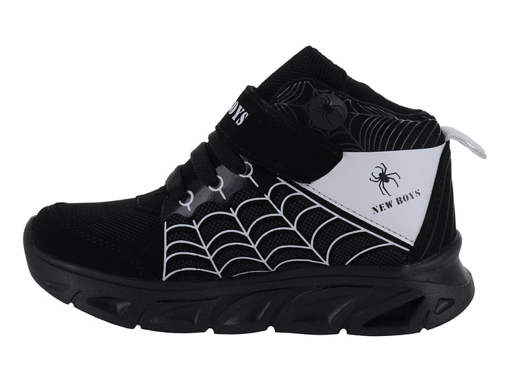 Tenis deportivos infantiles color negro con detalles de telaraña blanca y logo de araña.