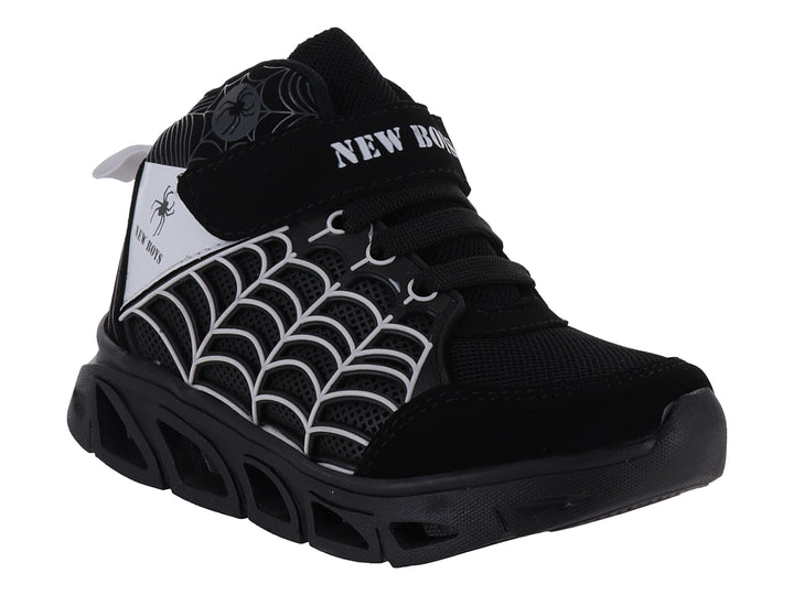 Tenis deportivos para niño color negro con diseño de telaraña blanca y correa de velcro.