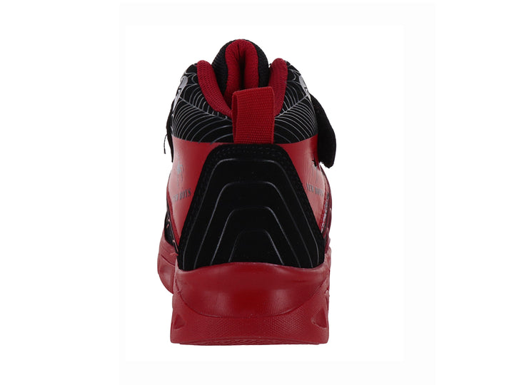 Tenis deportivos para niño en colores negro y rojo con diseño de telaraña y cierre de velcro.