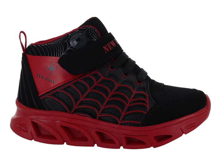 Tenis deportivos para niño en colores negro y rojo con diseño de telaraña y cierre de velcro.