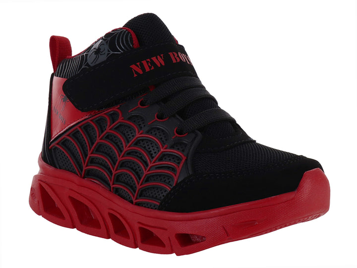 Tenis deportivos para niño en colores negro y rojo con diseño de telaraña y cierre de velcro.