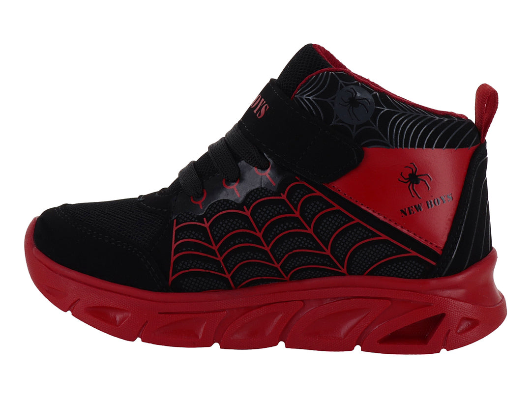 Tenis deportivos para niño en colores negro y rojo con diseño de telaraña y cierre de velcro.