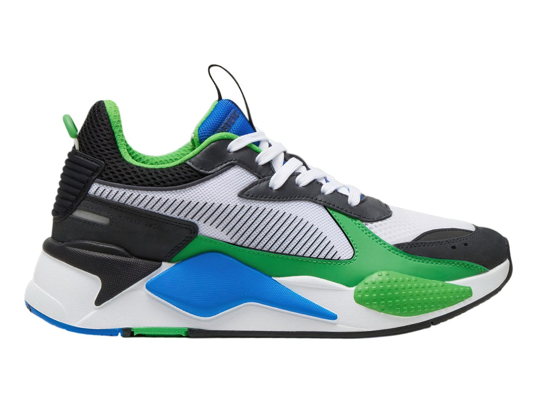 Tenis PUMA RS-X Toys multicolores en blanco, negro, verde y azul con suela robusta y diseño moderno.