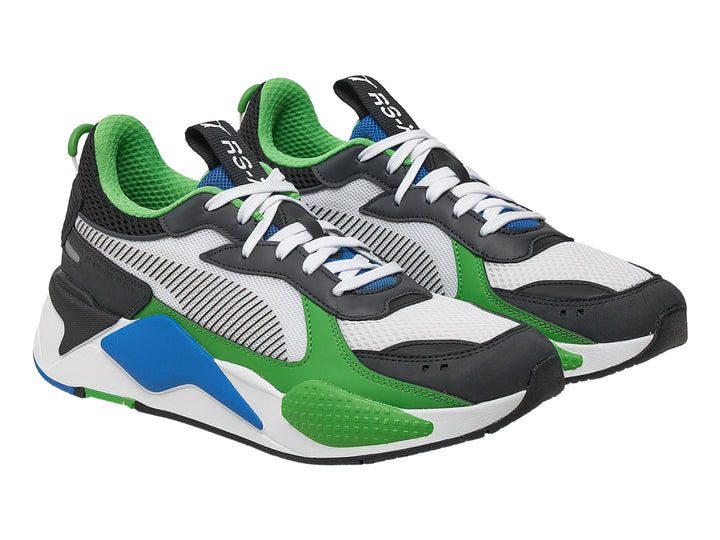 Tenis PUMA RS-X Toys multicolores en blanco, negro, verde y azul con suela robusta y diseño moderno.
