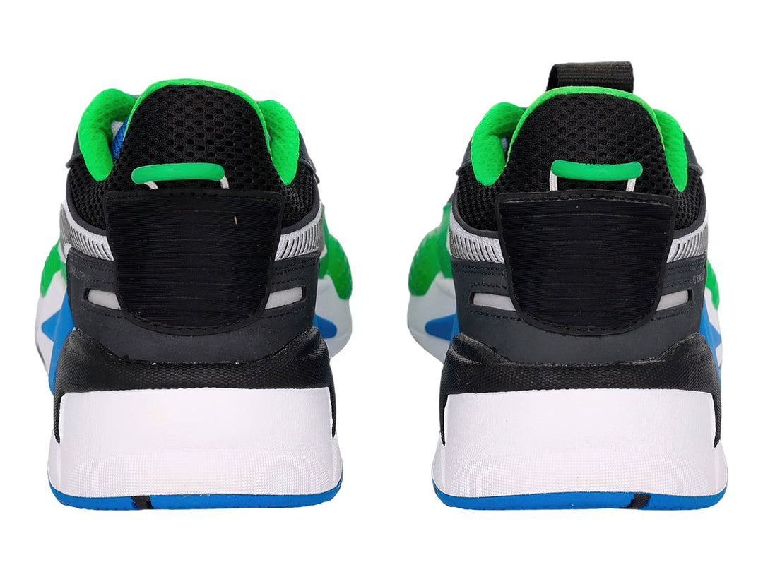 Tenis PUMA RS-X Toys multicolores en blanco, negro, verde y azul con suela robusta y diseño moderno.