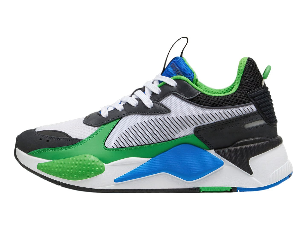 Tenis PUMA RS-X Toys multicolores en blanco, negro, verde y azul con suela robusta y diseño moderno.