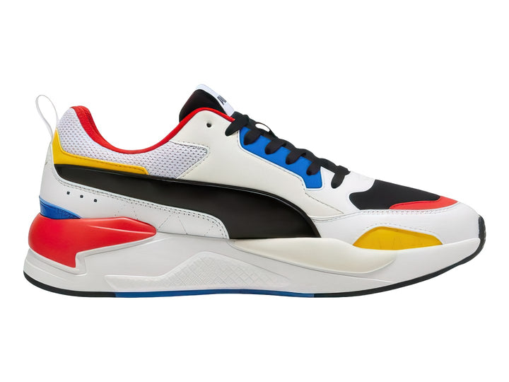 Tenis PUMA X-Ray 2 Square blancos con acentos en negro, rojo, amarillo y azul.