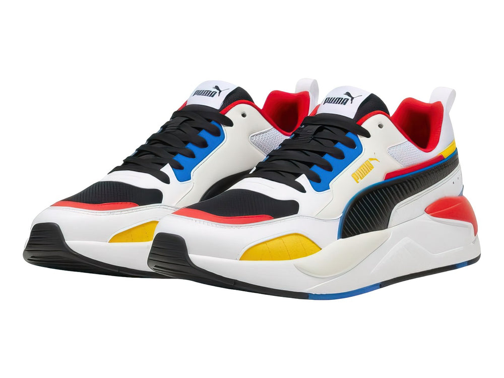 Tenis PUMA X-Ray 2 Square blancos con acentos en negro, rojo, amarillo y azul.