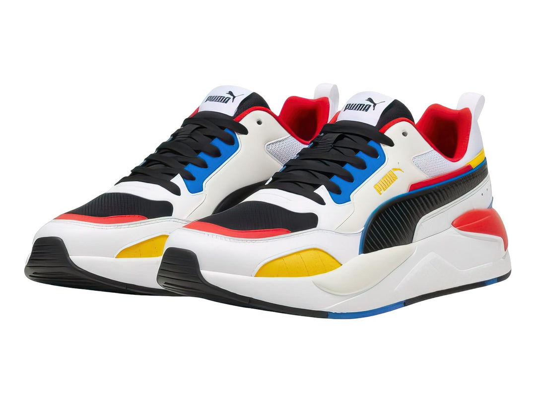 Tenis PUMA X-Ray 2 Square blancos con acentos en negro, rojo, amarillo y azul.