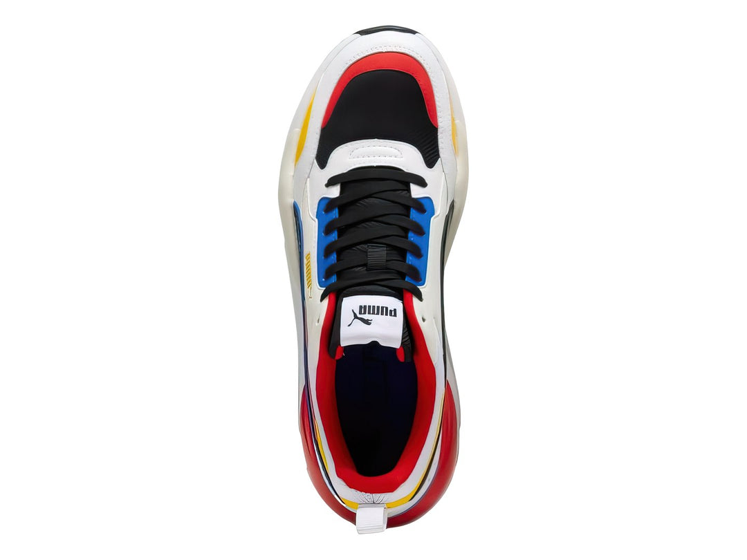 Tenis PUMA X-Ray 2 Square blancos con acentos en negro, rojo, amarillo y azul.