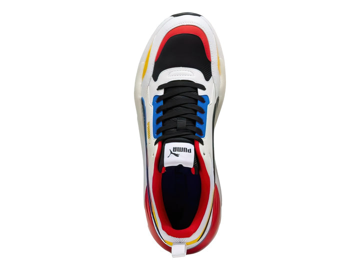 Tenis PUMA X-Ray 2 Square blancos con acentos en negro, rojo, amarillo y azul.