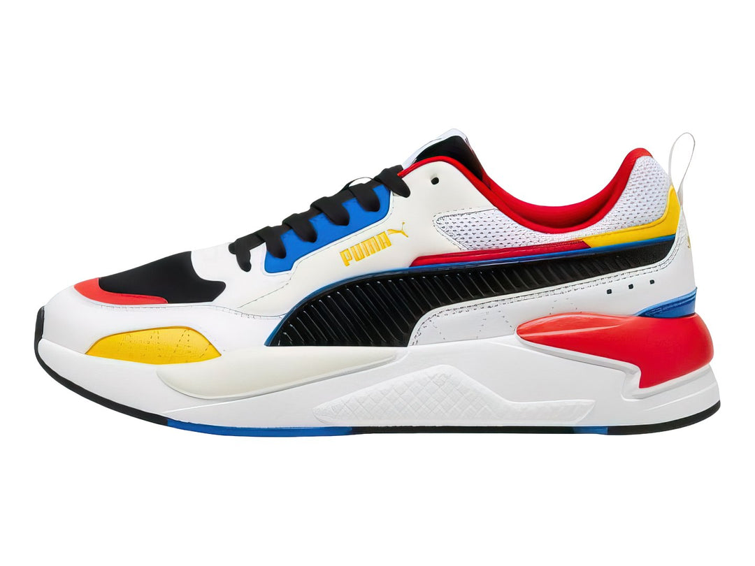 Tenis PUMA X-Ray 2 Square blancos con acentos en negro, rojo, amarillo y azul.