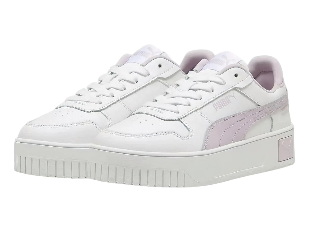 Tenis PUMA Carina Street JR color blanco con franja lila y suela de plataforma blanca.