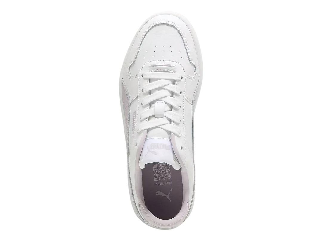 Tenis PUMA Carina Street JR color blanco con franja lila y suela de plataforma blanca.