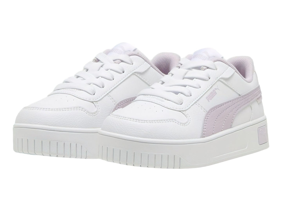 Tenis PUMA blancos con franja y forro morado claro y suela de plataforma blanca.