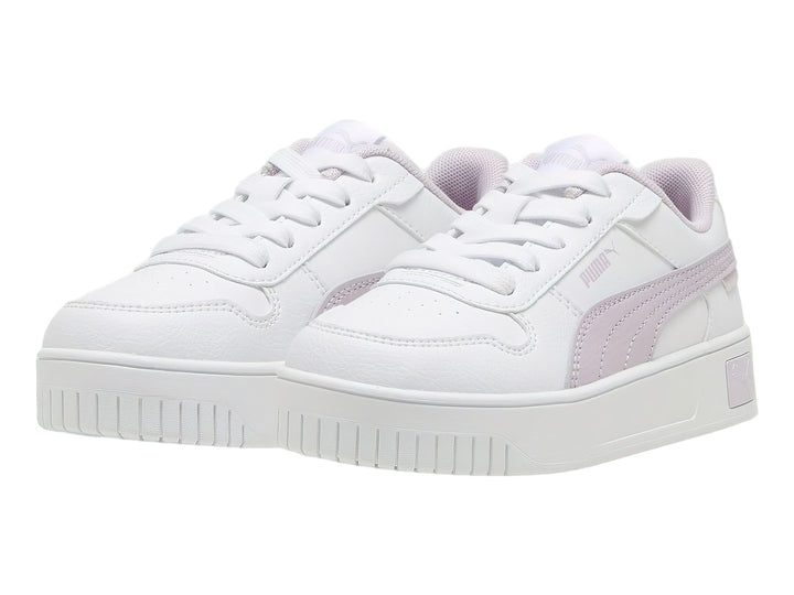 Tenis PUMA blancos con franja y forro morado claro y suela de plataforma blanca.