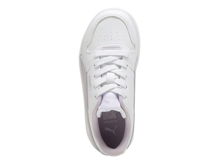 Tenis PUMA blancos con franja y forro morado claro y suela de plataforma blanca.