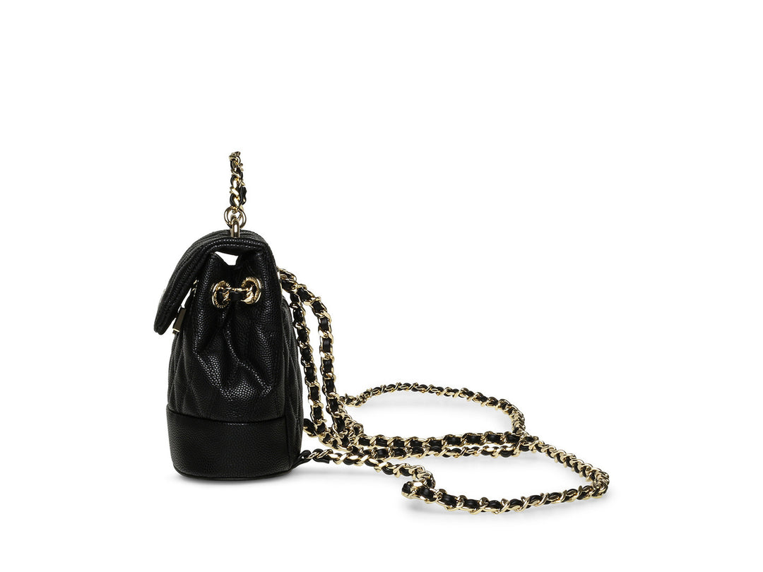 Bolso negro acolchado de Steve Madden con asa y correa de cadena dorada.