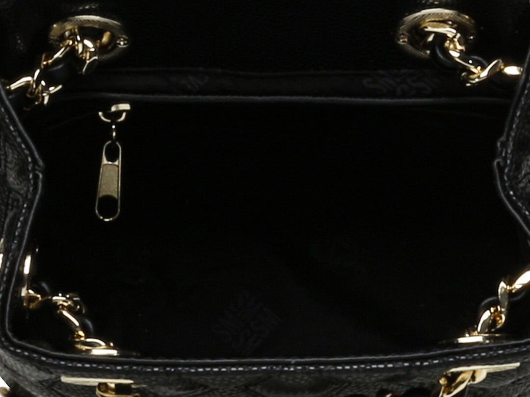 Bolso negro acolchado de Steve Madden con asa y correa de cadena dorada.