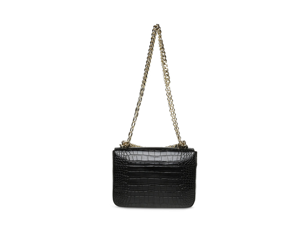 Bolso pequeño negro de Steve Madden con textura de cocodrilo y correa de cadena dorada.