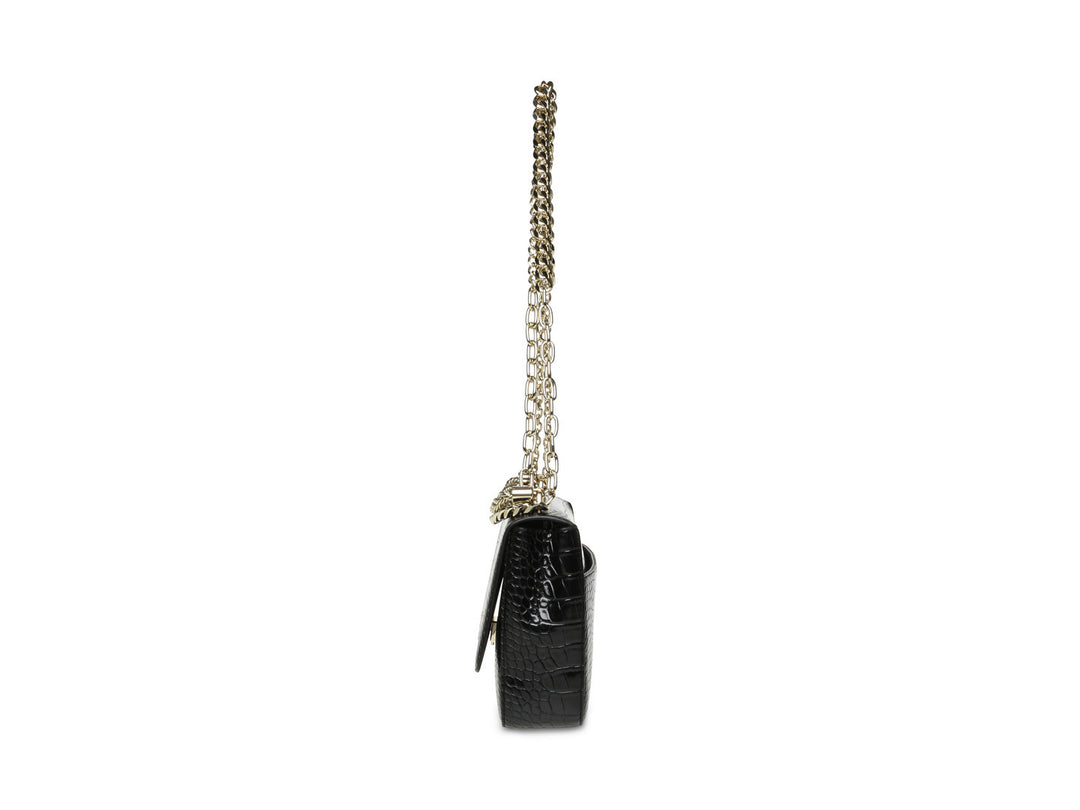 Bolso pequeño negro de Steve Madden con textura de cocodrilo y correa de cadena dorada.