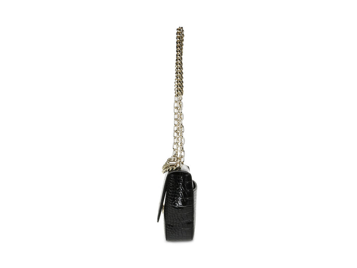 Bolso pequeño negro de Steve Madden con textura de cocodrilo y correa de cadena dorada.