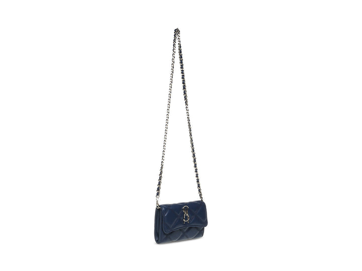 Bolso de hombro Steve Madden color azul marino con textura acolchada y correa de cadena plateada.
